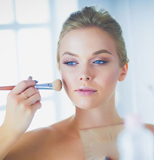 GESTURES TO HOLD HER MAKE-UP IN PLACE